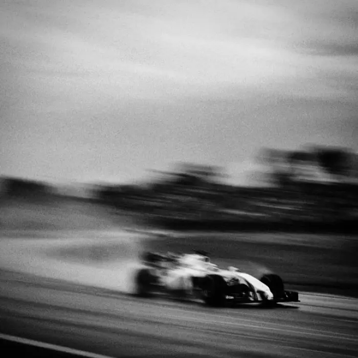 30張「104年歷史相機拍下」的F1賽車照片,沒想到那麼老舊的相機拍出來的效果無可挑剔!