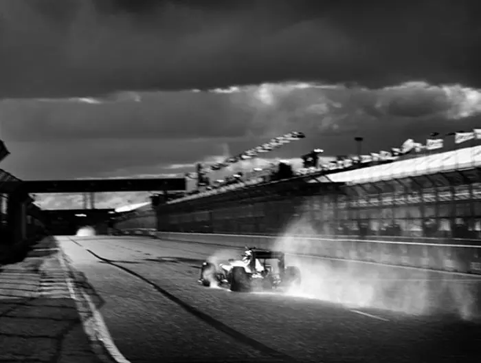 30張「104年歷史相機拍下」的F1賽車照片,沒想到那麼老舊的相機拍出來的效果無可挑剔!