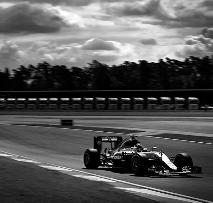 30張「104年歷史相機拍下」的F1賽車照片,沒想到那麼老舊的相機拍出來的效果無可挑剔!