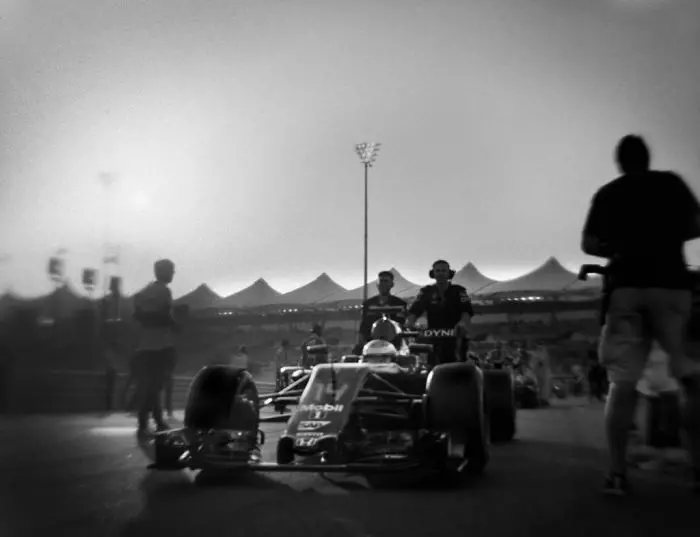 30張「104年歷史相機拍下」的F1賽車照片,沒想到那麼老舊的相機拍出來的效果無可挑剔!