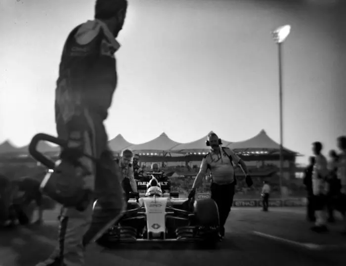 30張「104年歷史相機拍下」的F1賽車照片,沒想到那麼老舊的相機拍出來的效果無可挑剔!