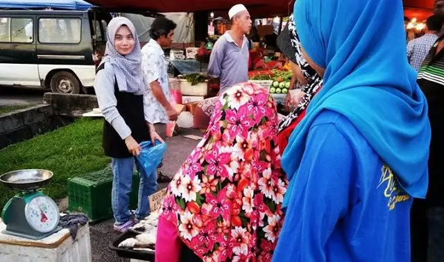 23歲巫裔女孩辭掉工作當魚販,反問:「這有什麼可恥,我賺很多的」 -