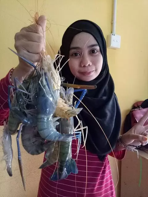 23歲巫裔女孩辭掉工作當魚販,反問:「這有什麼可恥,我賺很多的」 -