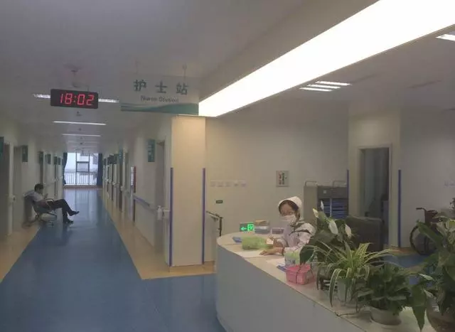 老人街頭暈倒,窮小子不顧眾人勸阻送他去醫院,誰知因此時來運轉