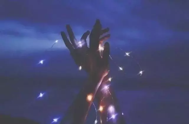 人無信,難得人心,人忘恩,沒人幫襯