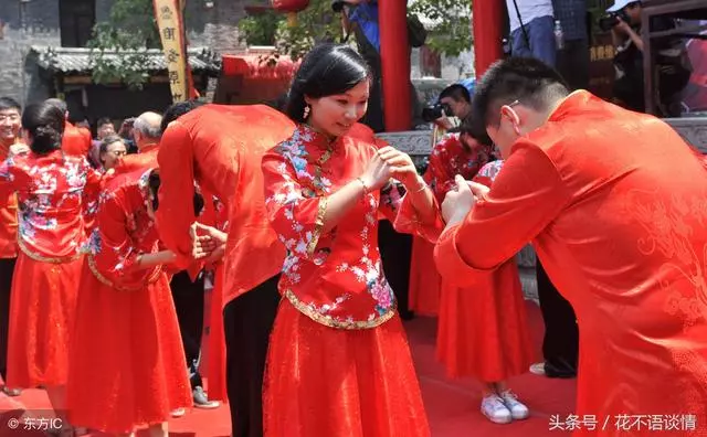 女兒結婚,沒有邀請繼母,婚禮上收到一張卡,查詢餘額後哭著喊媽
