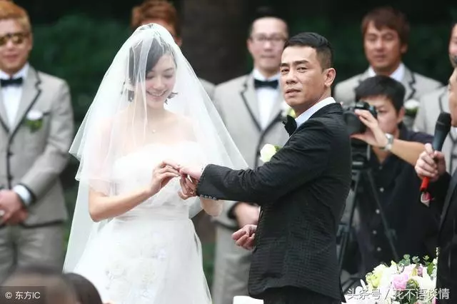 女兒結婚,沒有邀請繼母,婚禮上收到一張卡,查詢餘額後哭著喊媽