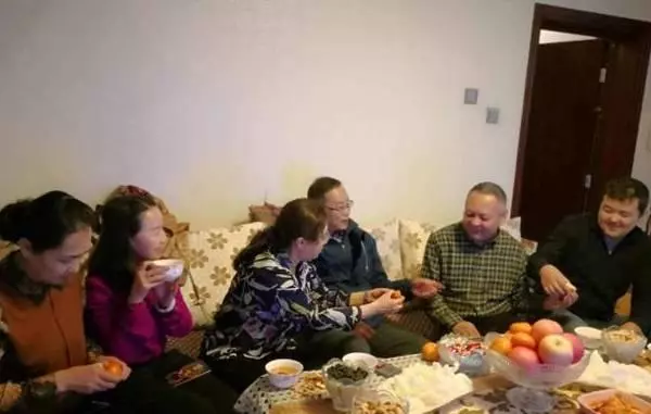 買房後婆家親戚老是來借住,俺爸出了個主意,他們再也不來了!