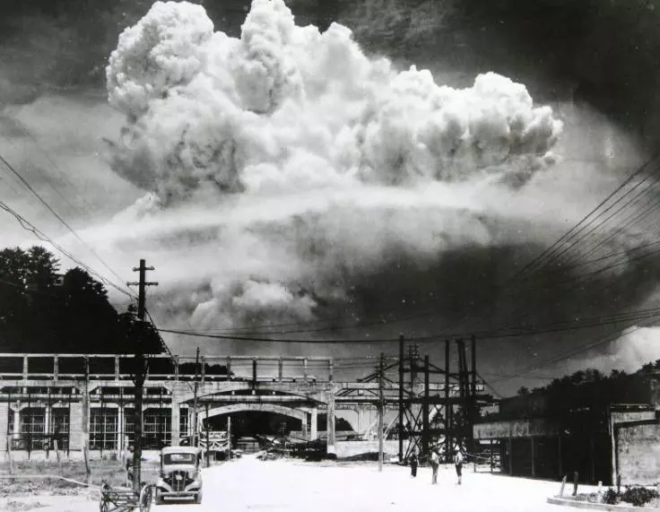 回憶6張二戰日本「原子彈爆炸瞬間」,直擊最慘痛的「人間煉獄」屍骨燃燒殆盡留下殘印#2萬念俱灰的空洞滿目蒼夷...