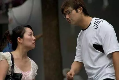 前妻嫌我窮離婚,3年後她再嫁我送8萬紅包,回家後手機一亮,我傻了