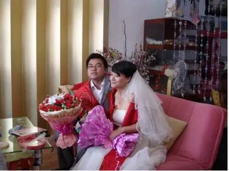 前妻嫌我窮離婚,3年後她再嫁我送8萬紅包,回家後手機一亮,我傻了
