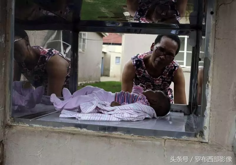 這裡鼓勵大家把小孩丟進這個「嬰兒垃圾桶」,至今有1500位嬰兒被丟棄,大家卻覺得「讚到不行啊」…