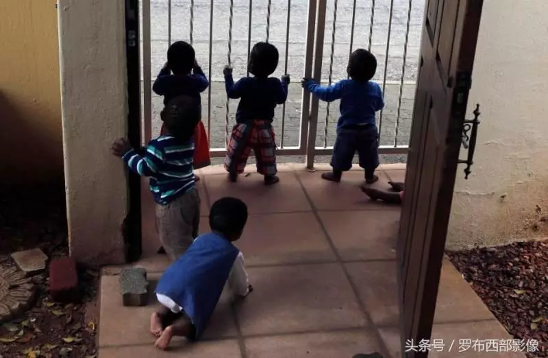 這裡鼓勵大家把小孩丟進這個「嬰兒垃圾桶」,至今有1500位嬰兒被丟棄,大家卻覺得「讚到不行啊」…