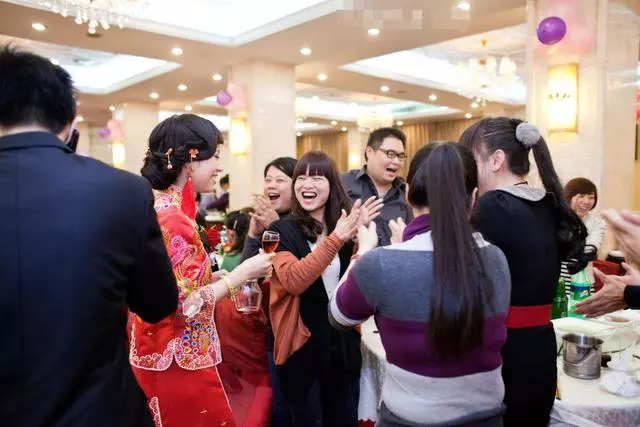 老闆兒子結婚,剛入職不久的窮小子隨禮兩百,隔天上班時愣了