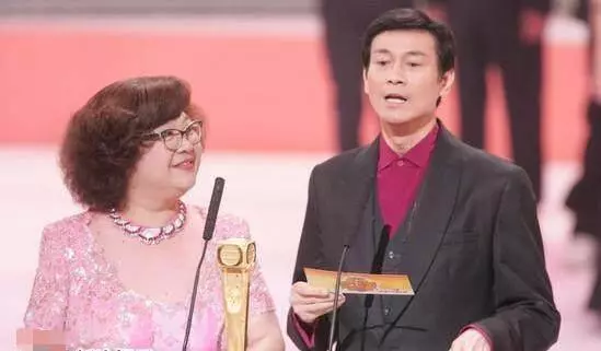 71歲鄭少秋全家照,3任妻子對比差距大,4個女兒同父不同命!