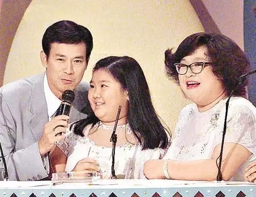 71歲鄭少秋全家照,3任妻子對比差距大,4個女兒同父不同命!