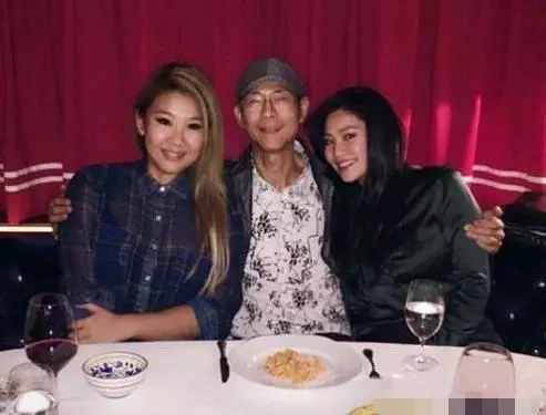 71歲鄭少秋全家照,3任妻子對比差距大,4個女兒同父不同命!