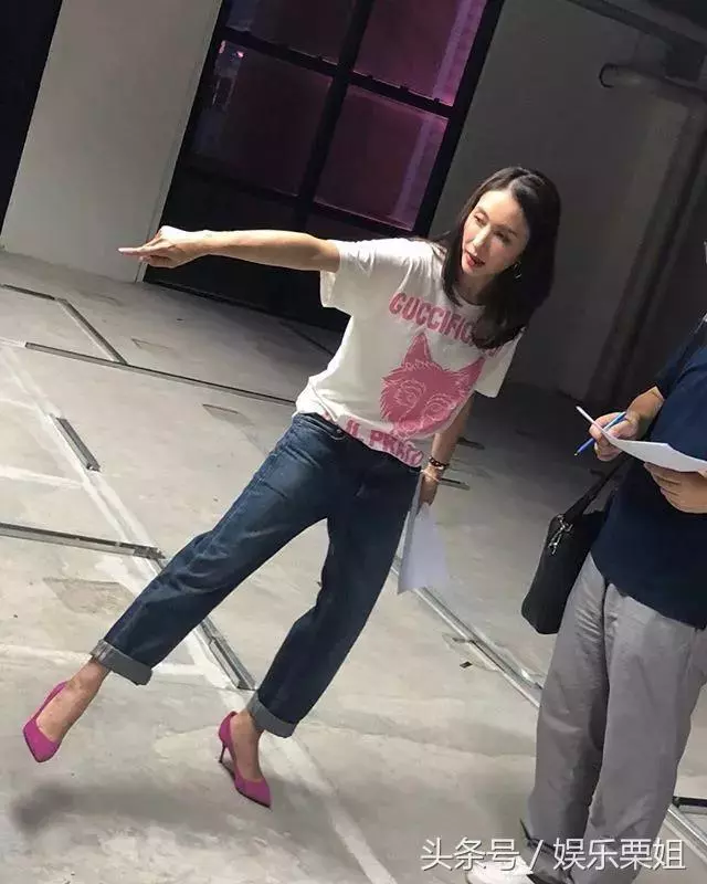 46歲黎姿現身街頭,皮膚白皙氣質突顯,一旁的助理成了陪襯!