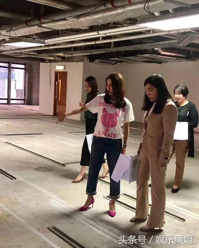 46歲黎姿現身街頭,皮膚白皙氣質突顯,一旁的助理成了陪襯!