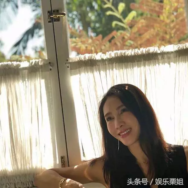 46歲黎姿現身街頭,皮膚白皙氣質突顯,一旁的助理成了陪襯!