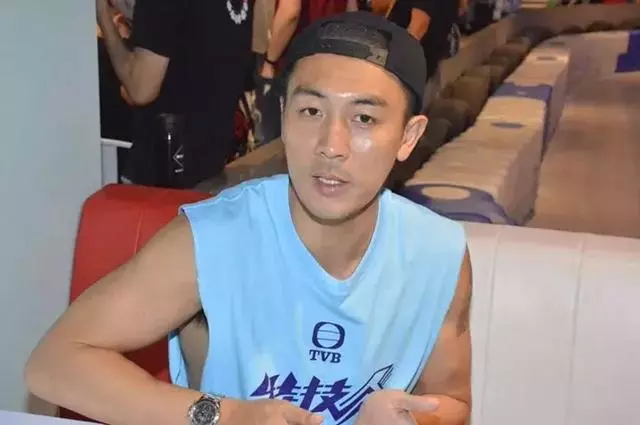 他曾被關狗籠窮到每天吃泡麵,如今疑靠父蔭上位稱為TVB男一