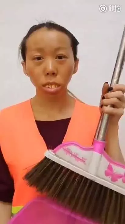 打掃大媽示範整形級化妝術,變身「夜店辣妹」男人看了都懷疑人生!
