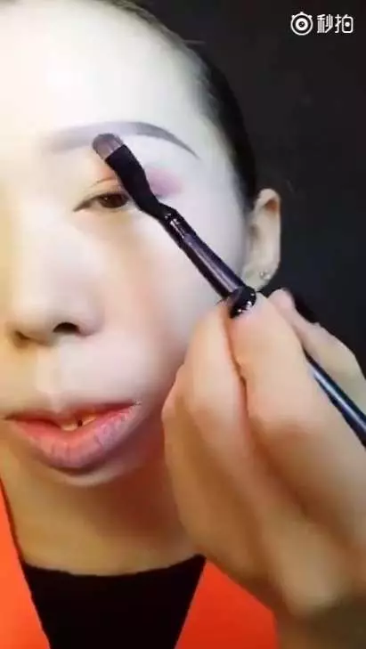 打掃大媽示範整形級化妝術,變身「夜店辣妹」男人看了都懷疑人生!