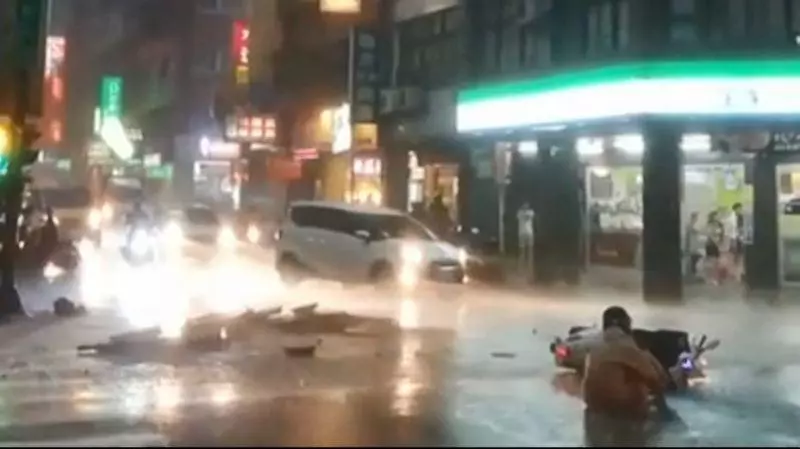 大雷雨襲擊!西門町人孔蓋噴飛機車騎士當場摔地