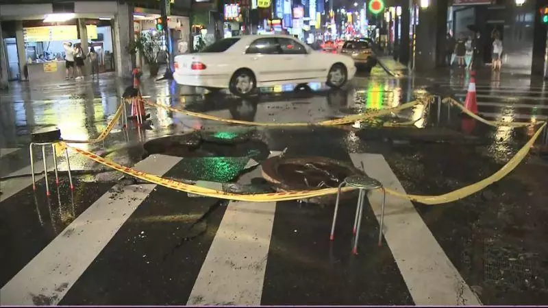 大雷雨襲擊!西門町人孔蓋噴飛機車騎士當場摔地