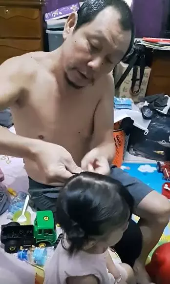 好反差!嚴謹阿公遇到「剋星孫女」直接投降 超溫柔「綁出雙啾啾」網友笑翻:阿嬤要吃醋了