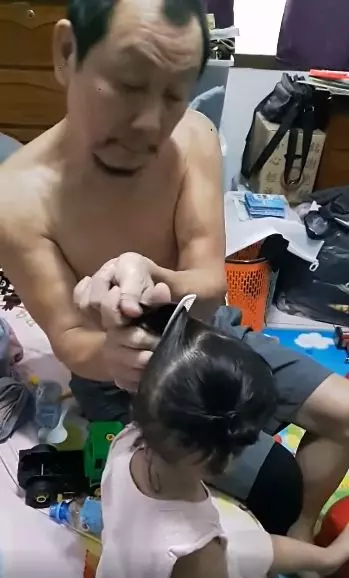 好反差!嚴謹阿公遇到「剋星孫女」直接投降 超溫柔「綁出雙啾啾」網友笑翻:阿嬤要吃醋了
