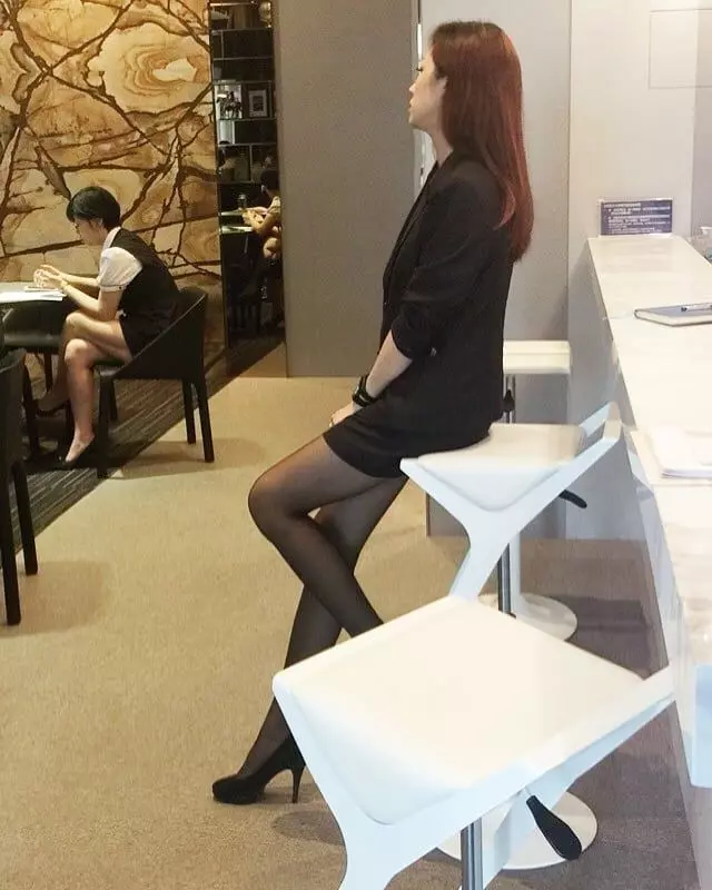 求神超正黑絲理專!去銀行辦事「拍到美麗風景」...終於神到傳送門