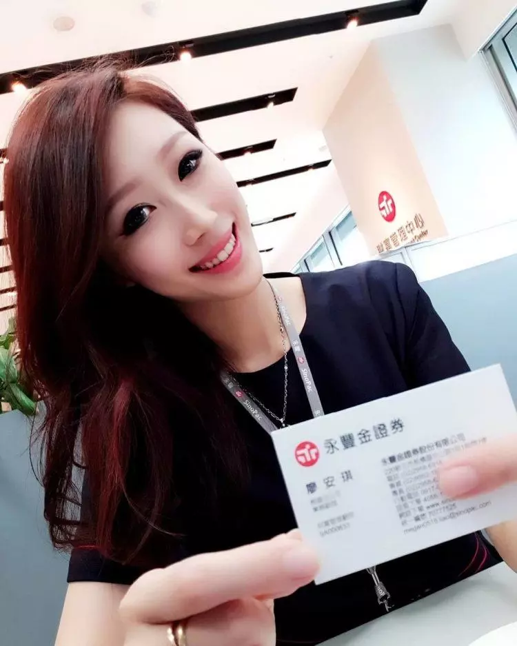求神超正黑絲理專!去銀行辦事「拍到美麗風景」...終於神到傳送門
