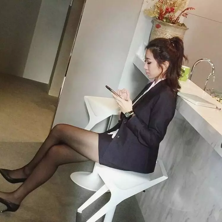 求神超正黑絲理專!去銀行辦事「拍到美麗風景」...終於神到傳送門