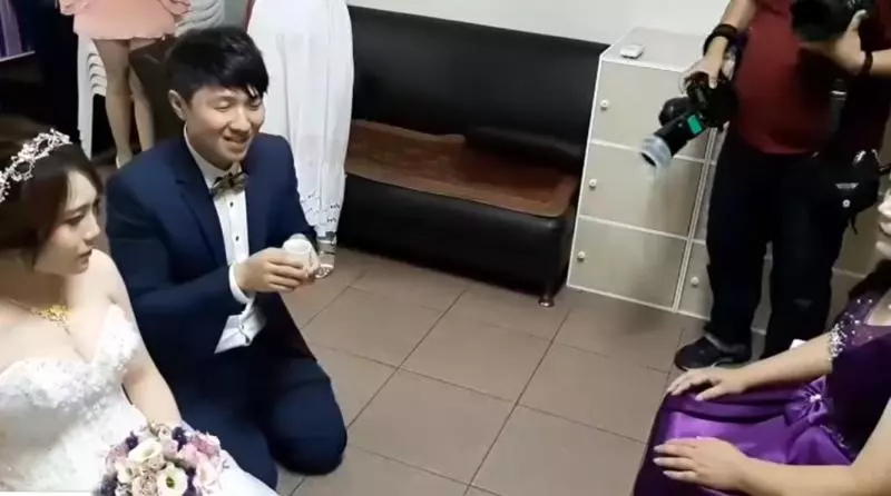 糗了!新郎奉茶當酒喝「先乾為敬」…全場看傻眼笑翻
