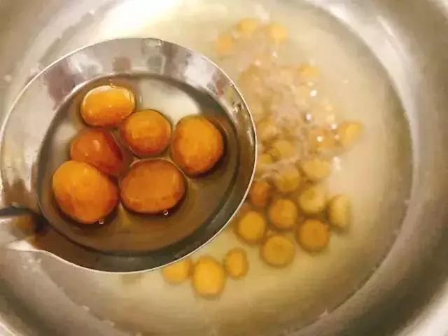 3塊黑糖,1杯牛奶,雙手一搓,大鍋一煮,Q彈有嚼勁,太簡單了