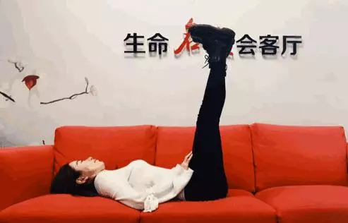兩腿伸直!每天晚上堅持抬腿15分鐘,第二天全身心舒暢了,簡單易做,比跑步還管用