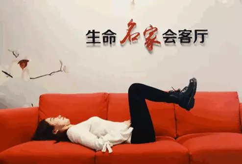 兩腿伸直!每天晚上堅持抬腿15分鐘,第二天全身心舒暢了,簡單易做,比跑步還管用