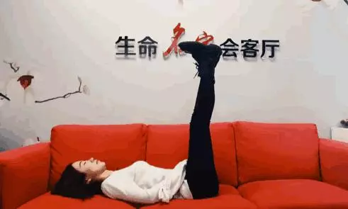 兩腿伸直!每天晚上堅持抬腿15分鐘,第二天全身心舒暢了,簡單易做,比跑步還管用
