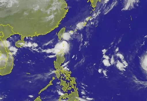 遭雙台包夾?23號准颱風「恐在台灣家門生成」引超大豪雨 另一個颱風「路徑突然轉向」影響這些地區