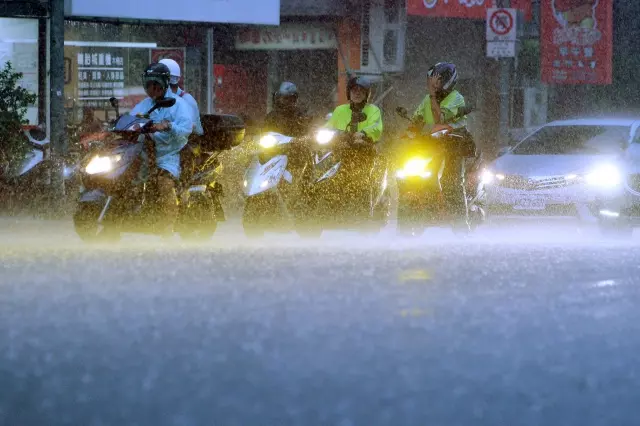 遭雙台包夾?23號准颱風「恐在台灣家門生成」引超大豪雨 另一個颱風「路徑突然轉向」影響這些地區