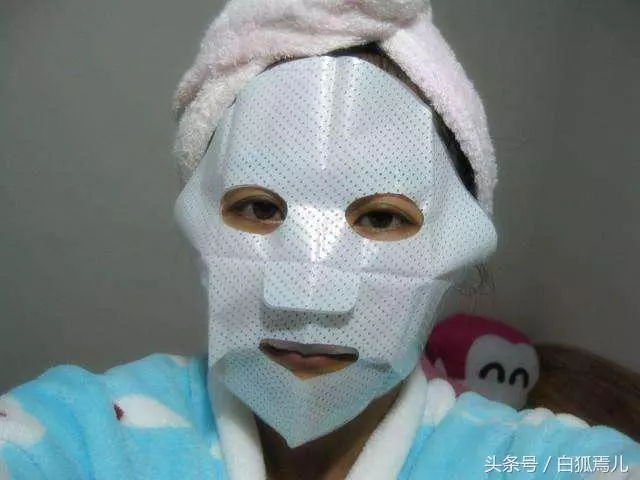 面膜中的那張塑膠紙到底有什麼用?很多女人都直接扔掉,太可惜了