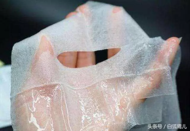 面膜中的那張塑膠紙到底有什麼用?很多女人都直接扔掉,太可惜了