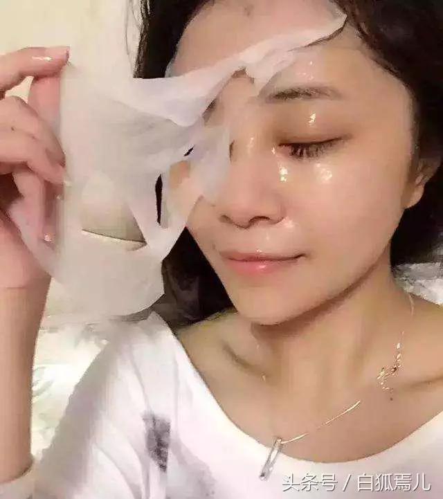 面膜中的那張塑膠紙到底有什麼用?很多女人都直接扔掉,太可惜了