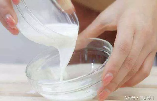 面膜中的那張塑膠紙到底有什麼用?很多女人都直接扔掉,太可惜了
