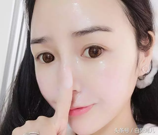 面膜中的那張塑膠紙到底有什麼用?很多女人都直接扔掉,太可惜了