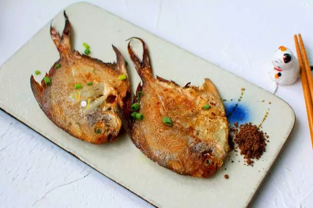 鯧魚這麼煎又香又酥,保證皮不破、肉不散,老公下酒最愛