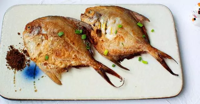鯧魚這麼煎又香又酥,保證皮不破、肉不散,老公下酒最愛