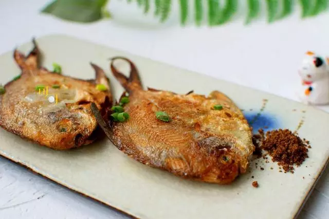 鯧魚這麼煎又香又酥,保證皮不破、肉不散,老公下酒最愛