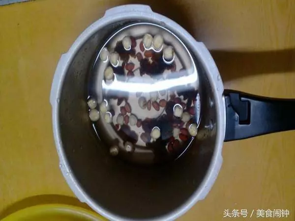 失眠多夢不用去醫院,喝桂圓蓮子湯,3天還你好睡眠